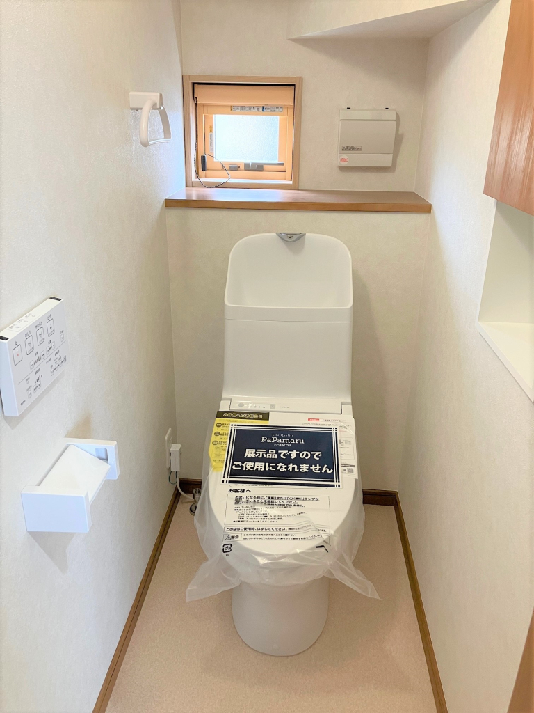 １階２階トイレには、嬉しい収納スペース付き！