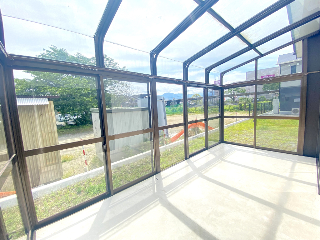 日当りの良いサンルームで雨の日でも洗濯物が干せます