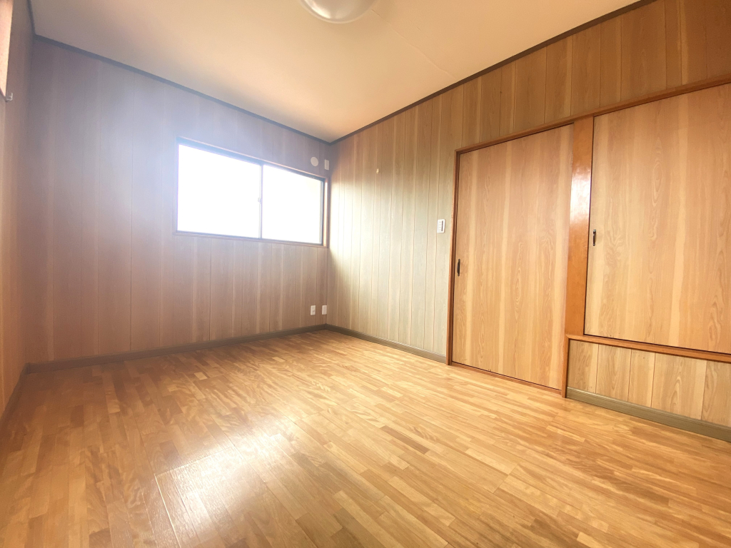 ２面採光の２階６帖洋室