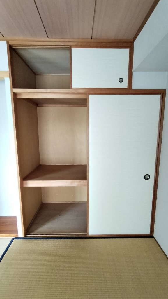 押入