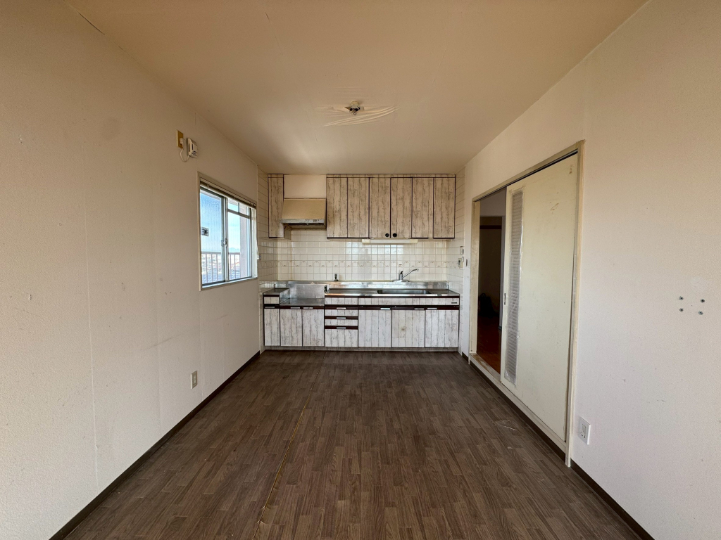 窓があり明るいキッチン