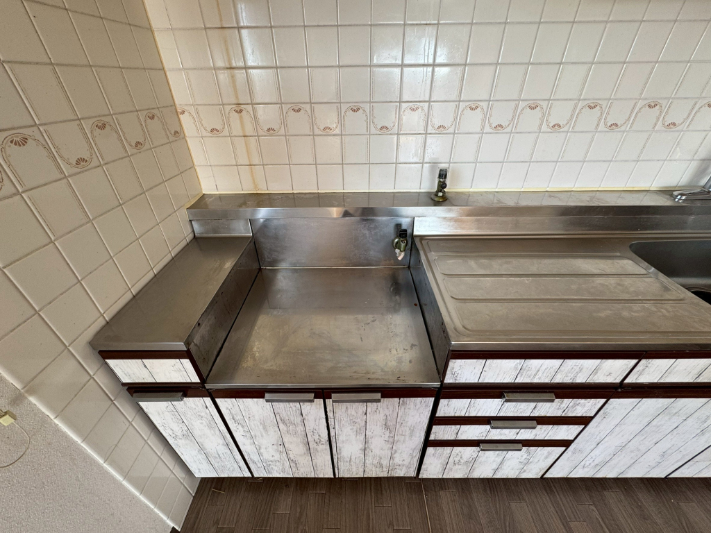 コンロ置場も広く、左側、正面にスペースがあるので、調味料等も沢山置く事が出来ます。