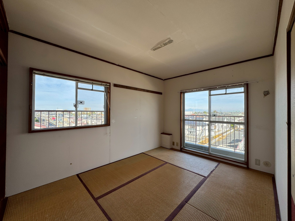 北側和室は2面採光で明るく、バルコニーも完備