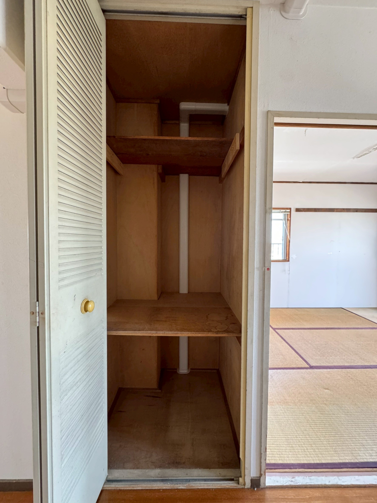 玄関スペースの収納です。
