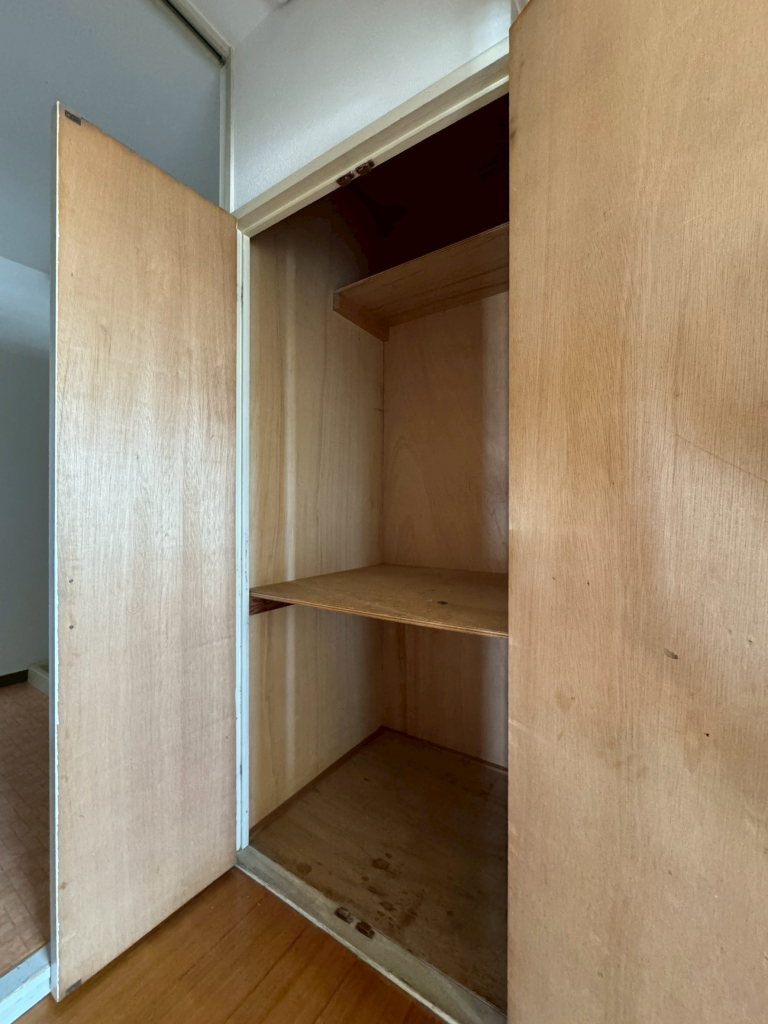 洗面台入口の収納です。