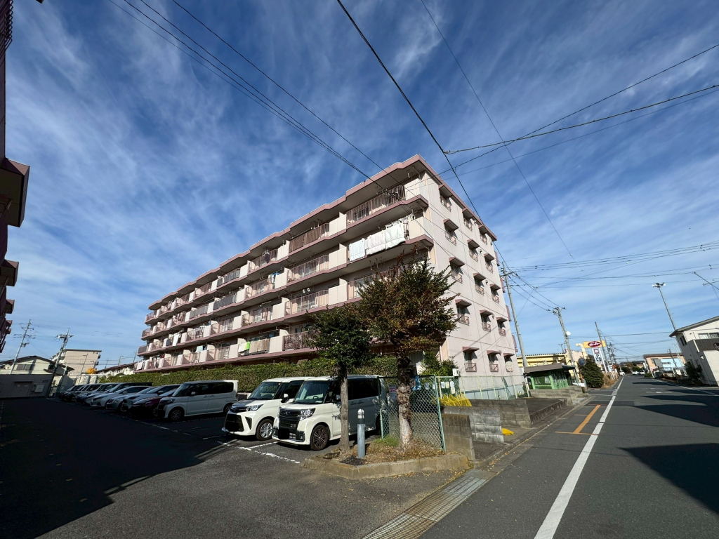 ゴミ捨て場は建物横にございます。