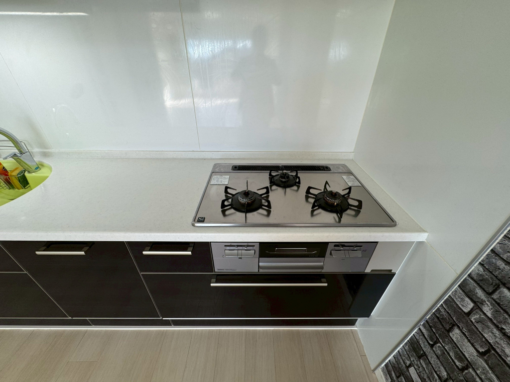 3口ガスコンロ、グリル完備です。