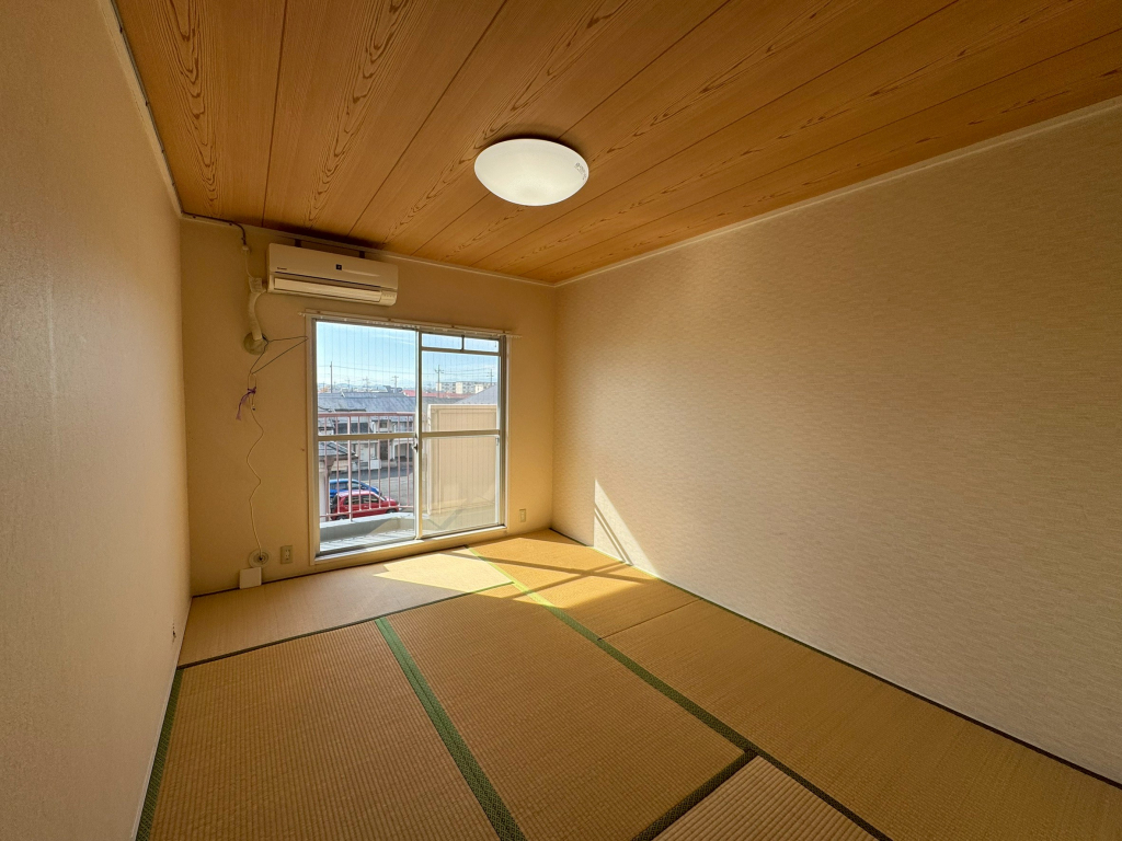 南側和室も明るく、エアコン完備