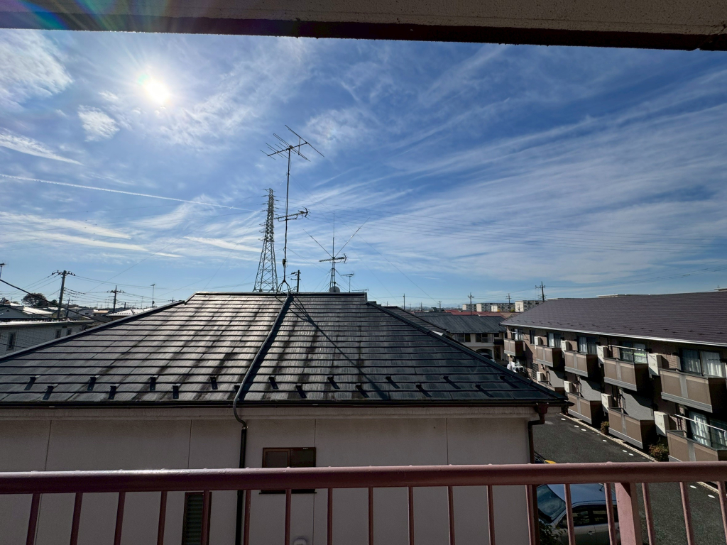 南側バルコニー、3階なのでお向かいさんの視線も気になりません。