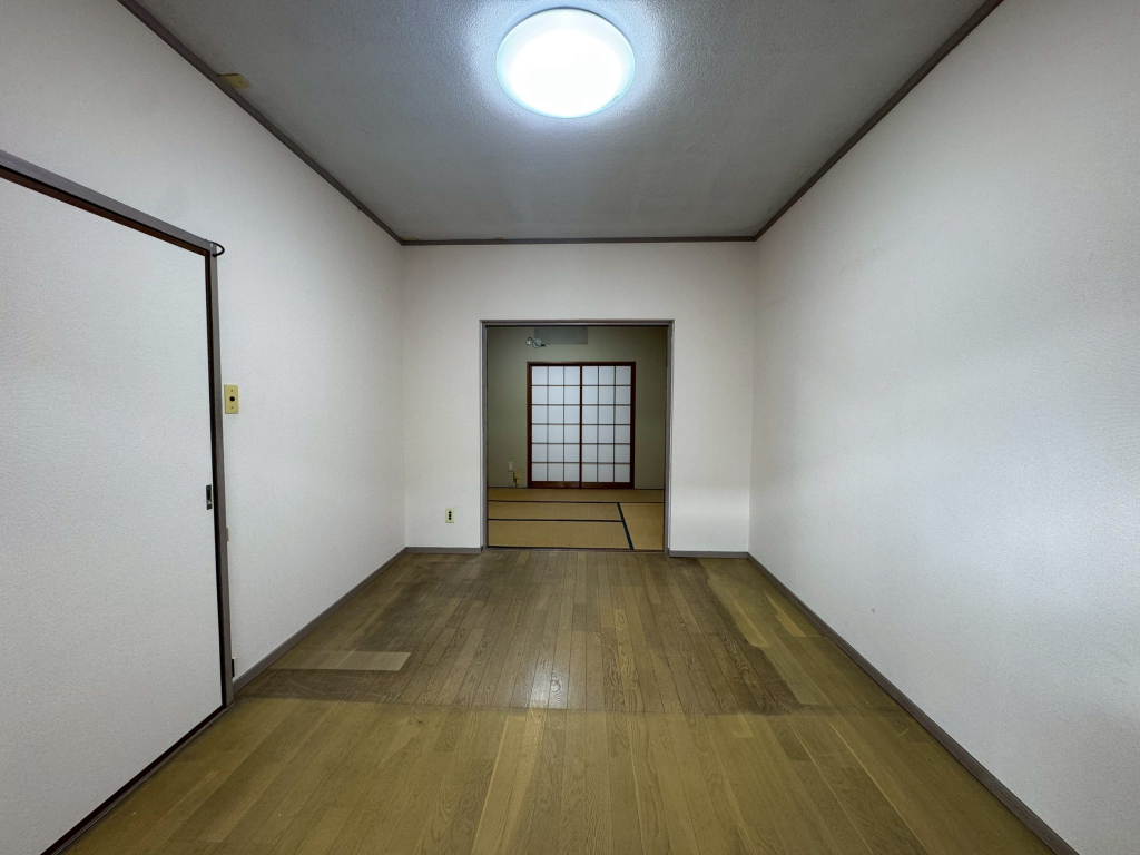 1階洋室6帖、奥には和室6帖