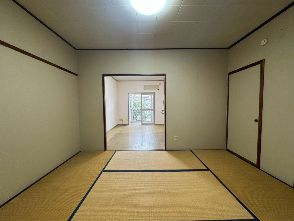 1階和室6帖、奥には洋室６帖