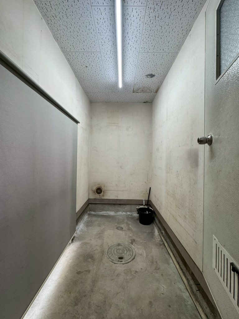 キッチン奥には物置スペースがあり、外からも出入り可能です。