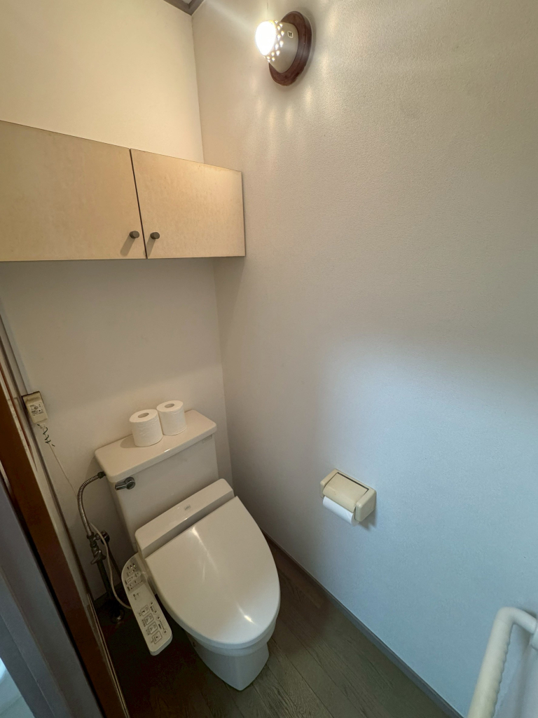 トイレにも便利な収納完備