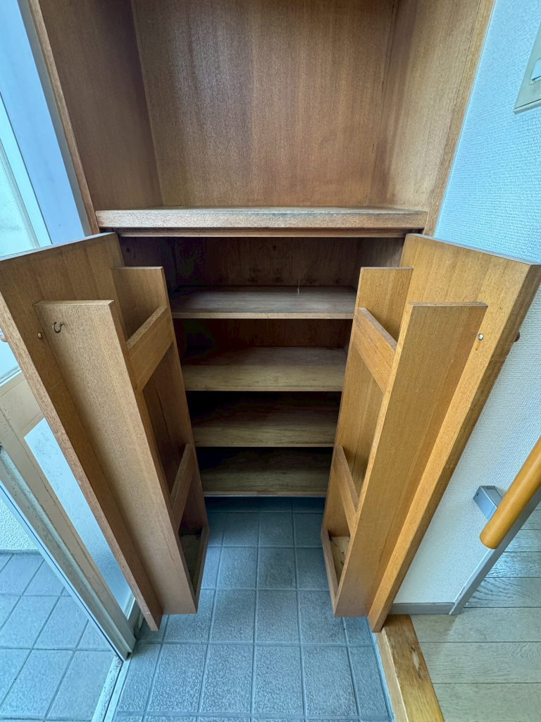 使い易いシューズボックス完備、飾り物も置けるスペースがあります。