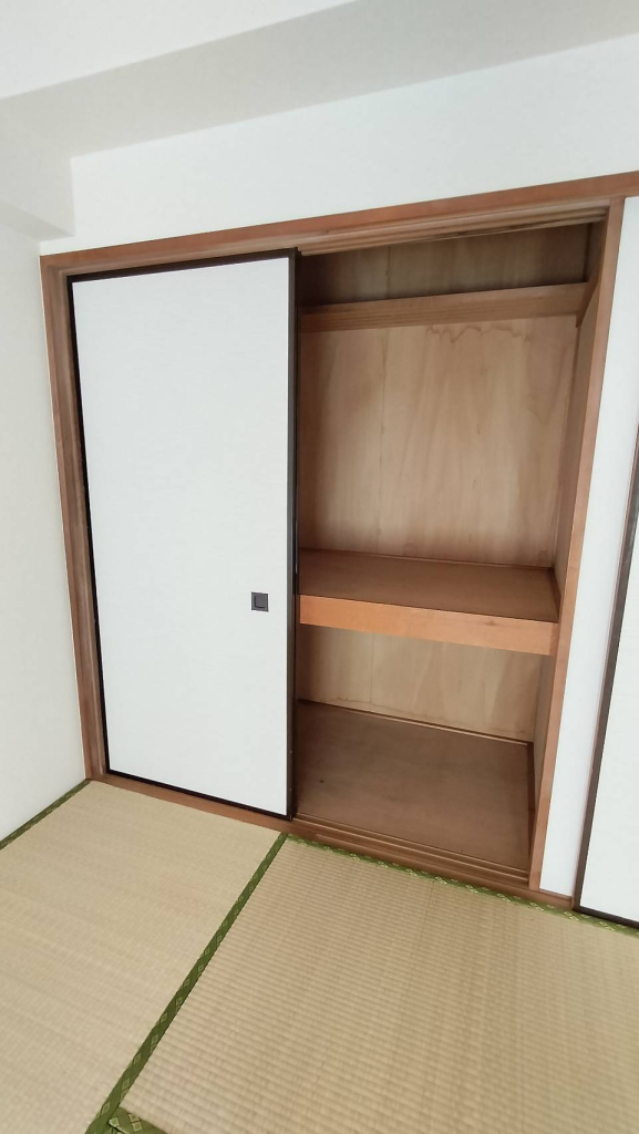 押入