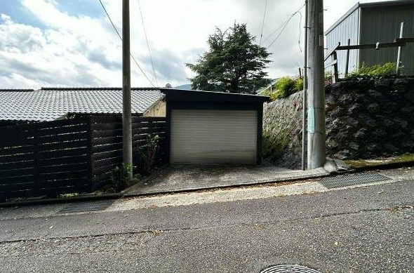 シャッター付ガレージ