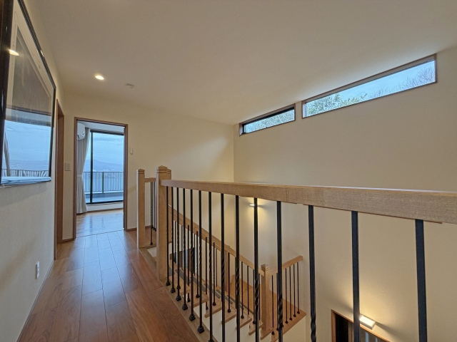 玄関ホールから繋がる2階廊下