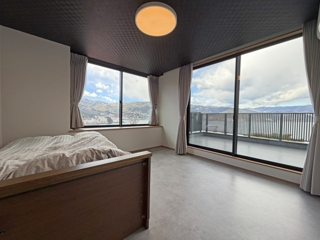 バルコニー側の約8帖洋室