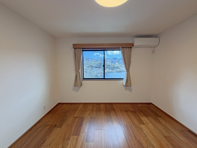 納戸側の約8帖洋室