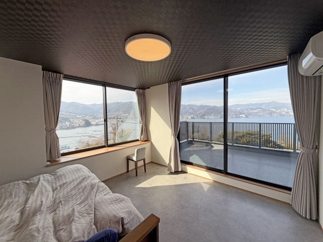 バルコニー側の約8帖洋室