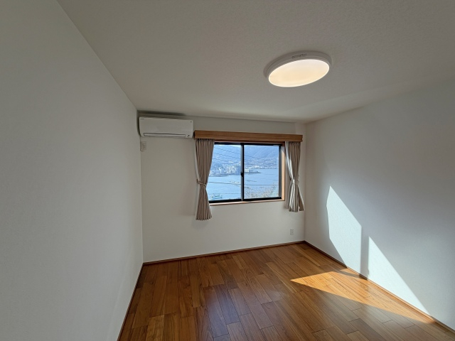 納戸側の約8帖洋室