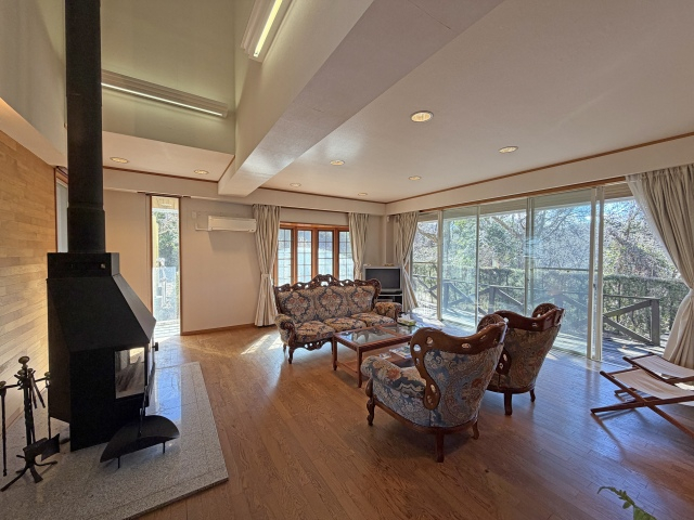 薪ストーブ付の広いリビング