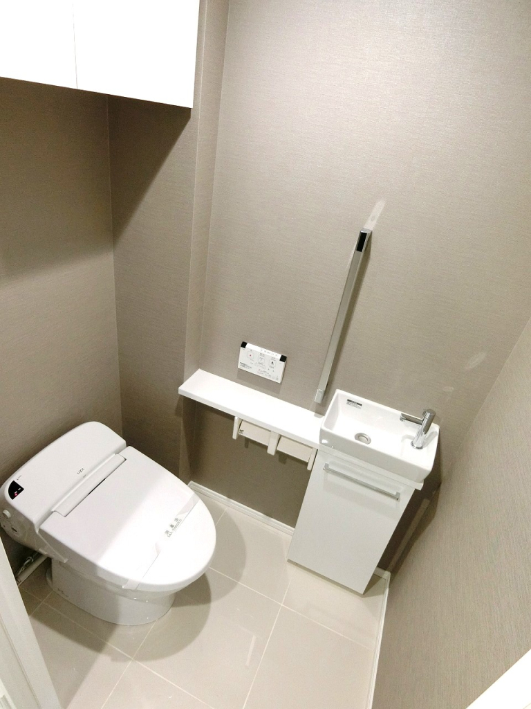 トイレには手洗い台がついています