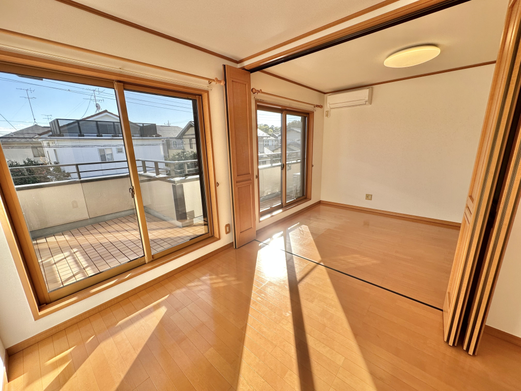２階洋室：約１０．２帖。２部屋に分けることができます