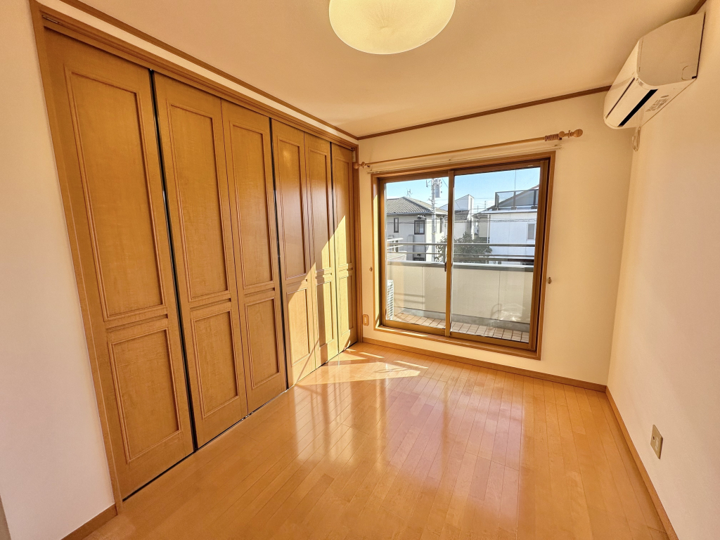 ２階洋室：約５．７帖（西側のお部屋です）