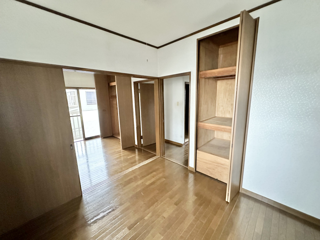 室内 階段すぐの洋室