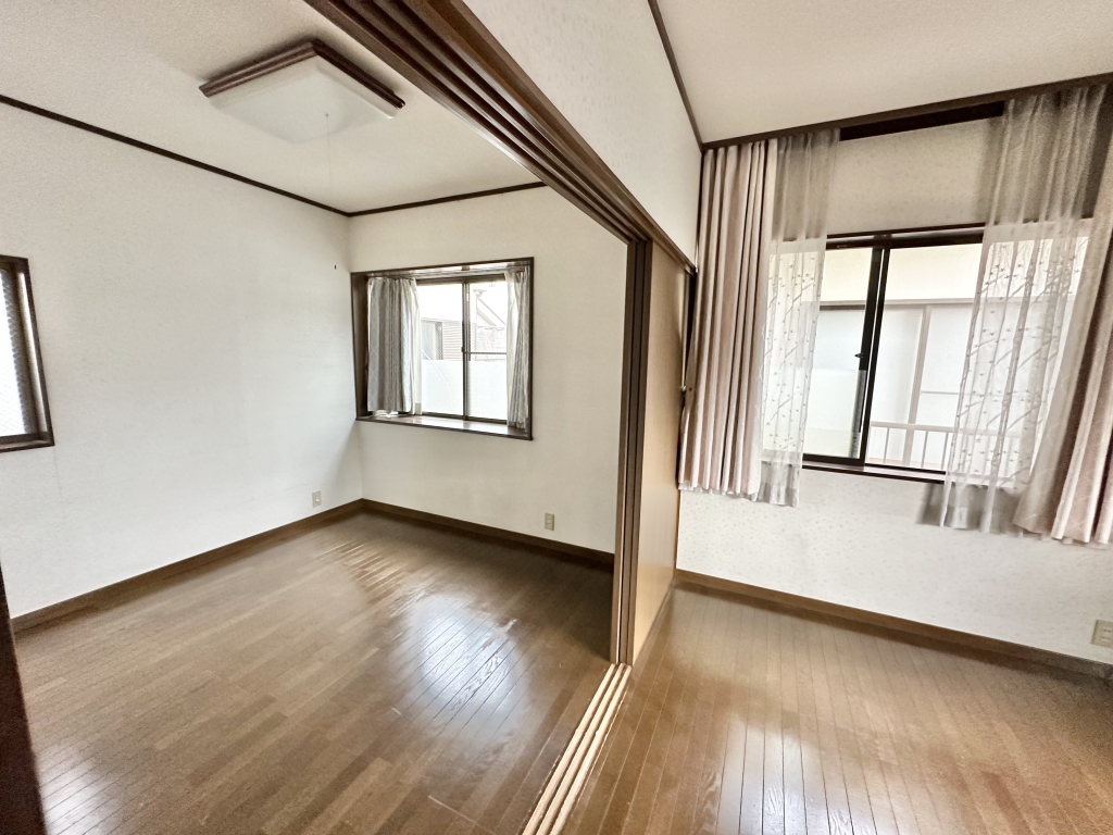 室内 可動間仕切り付き