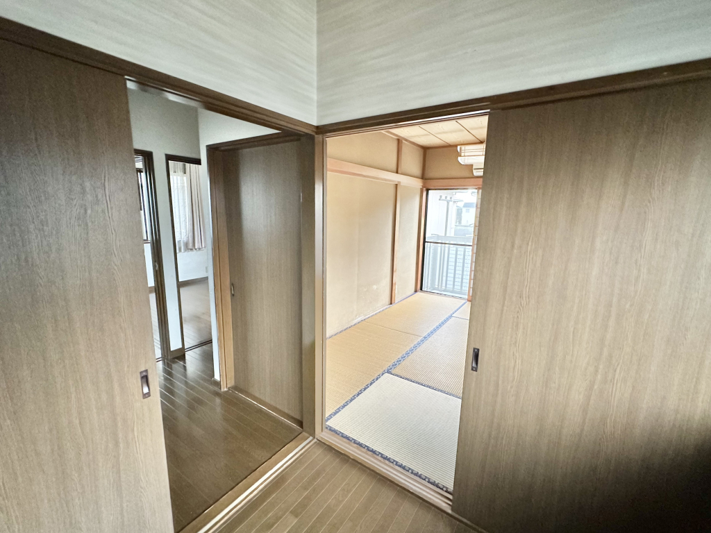 室内 納戸と和室が繋がっています