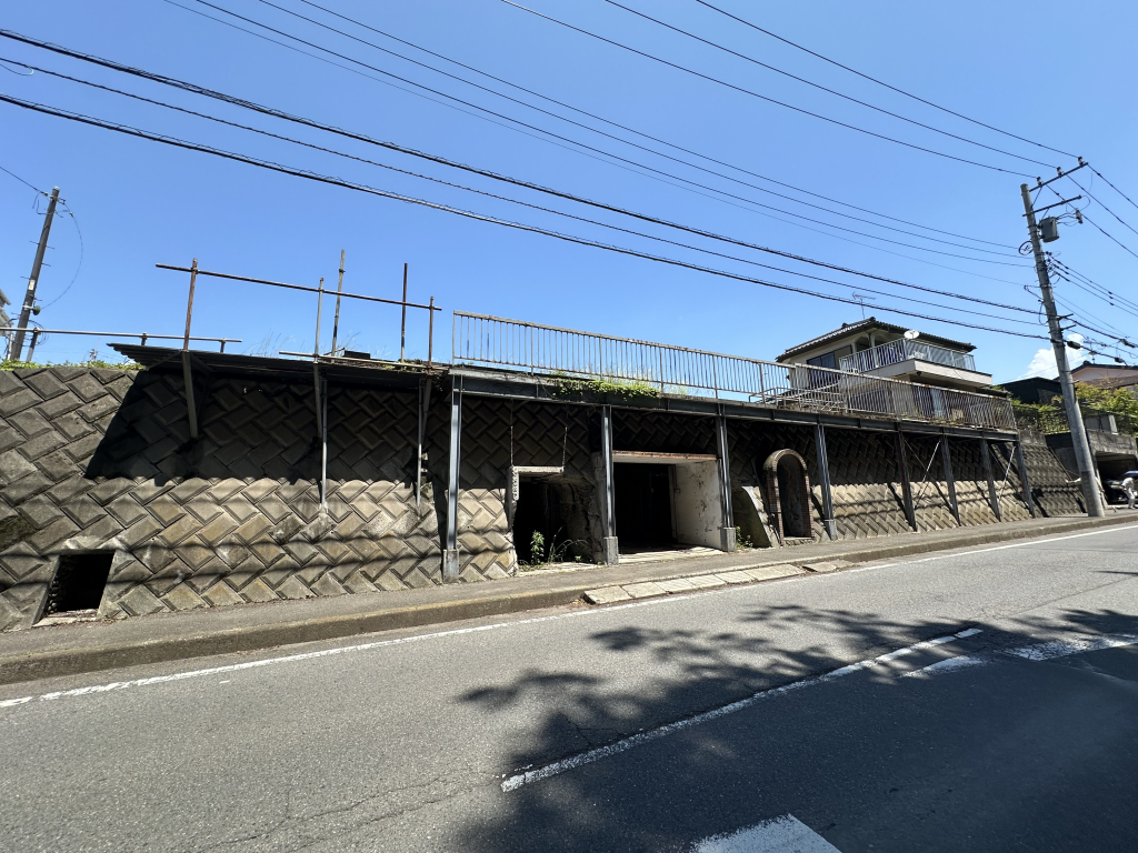 前面道路含む外観② 