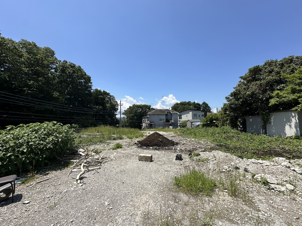 敷地内奥から入口に向けて撮影 
