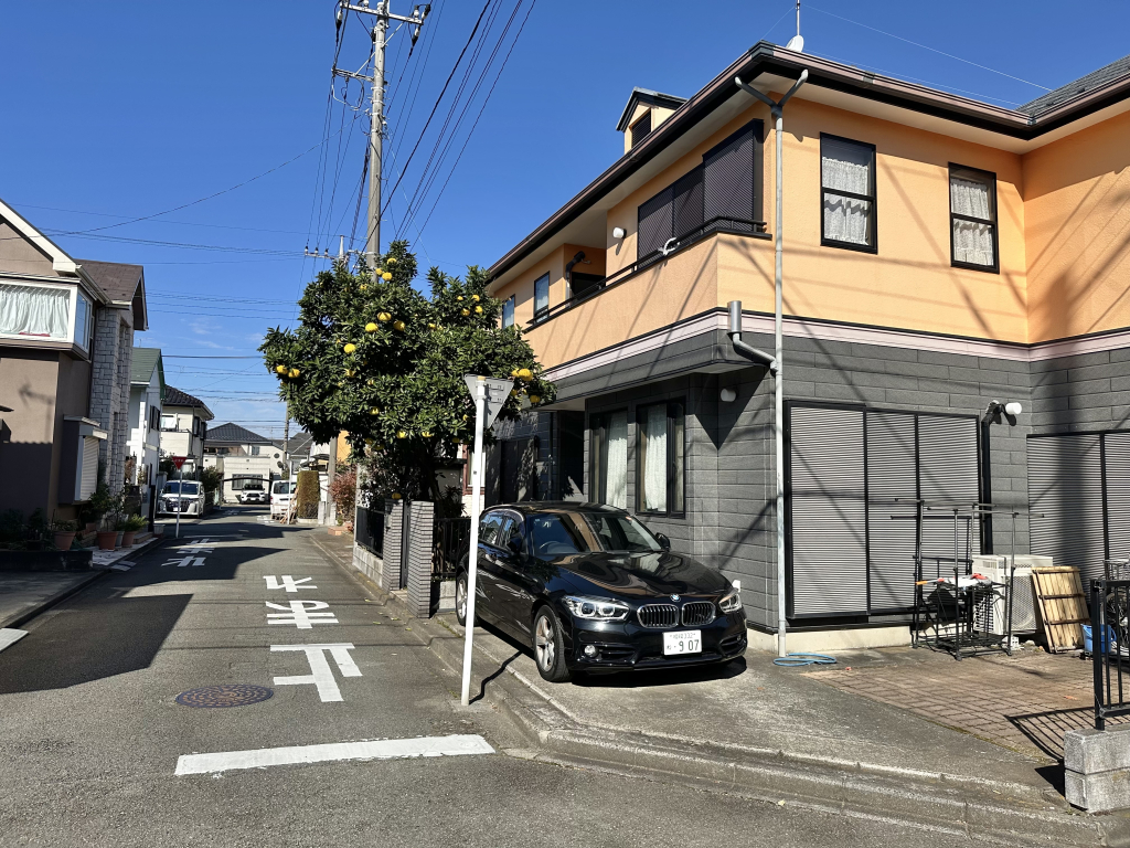 南西側道路含む外観 