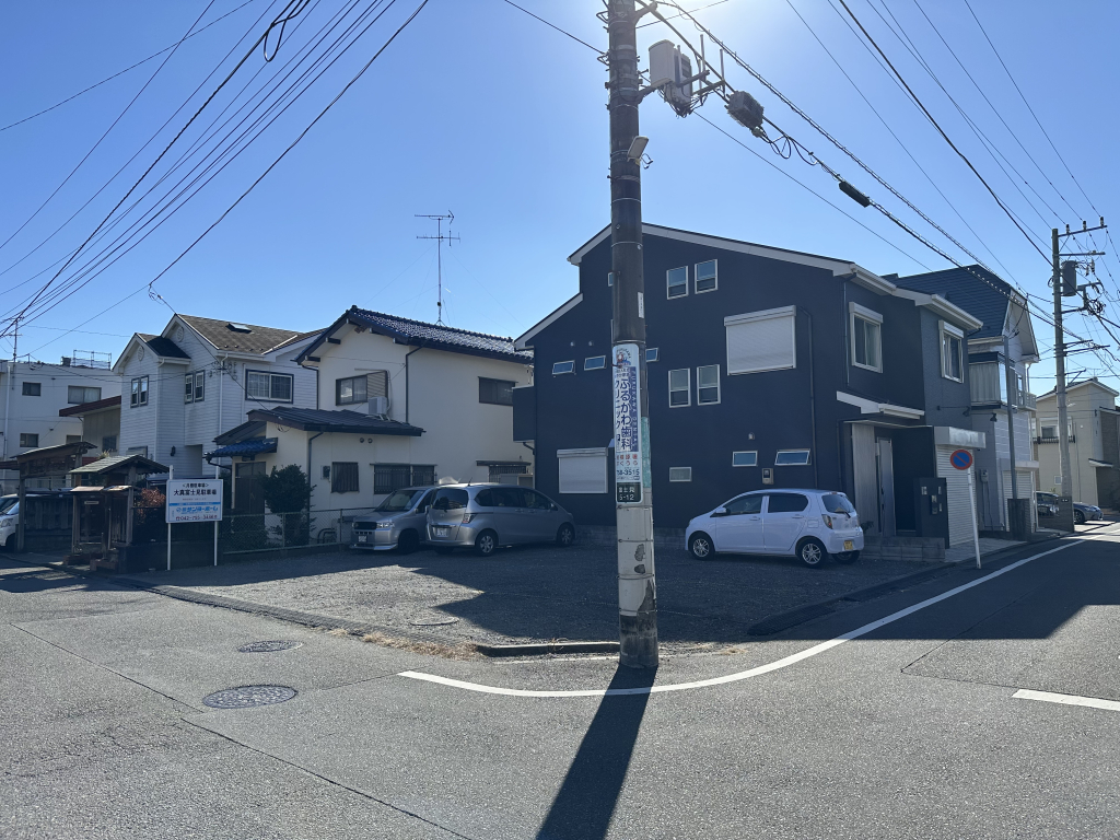 北側道路含む外観 