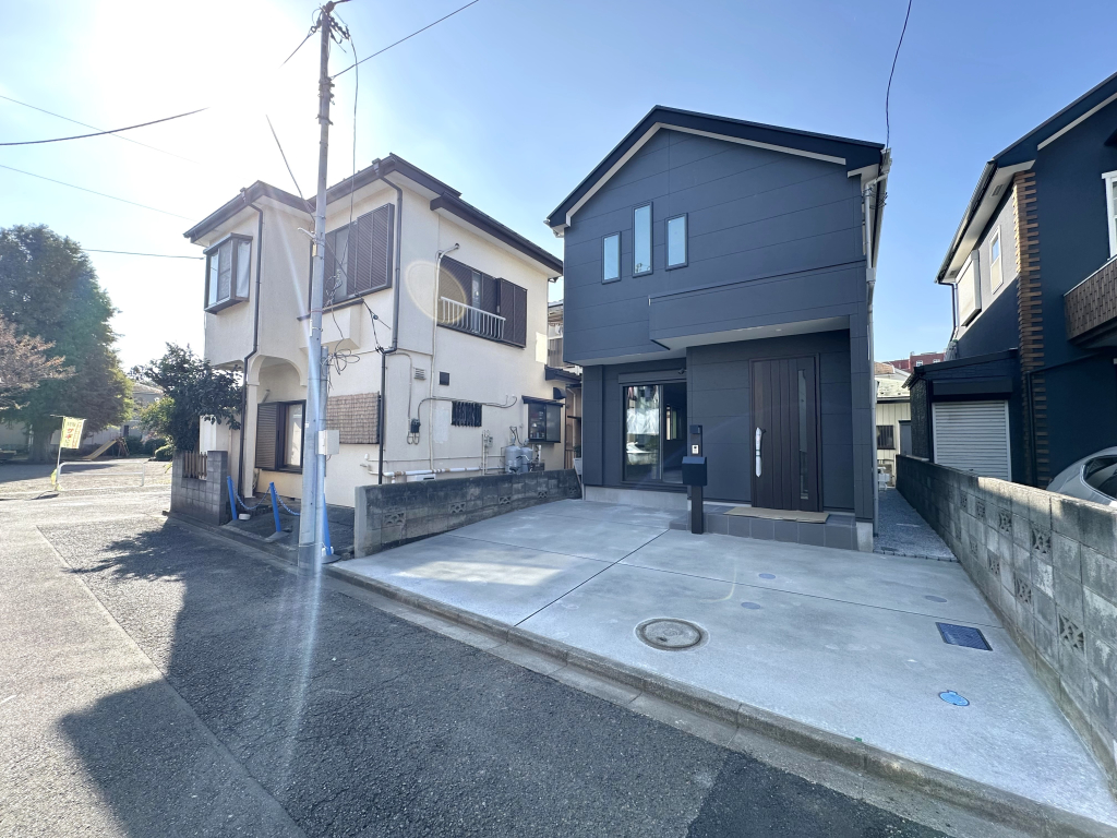 南西側道路含む外観 