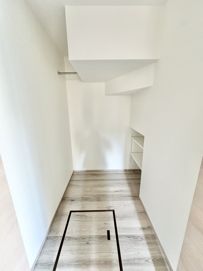 １階階段下収納 