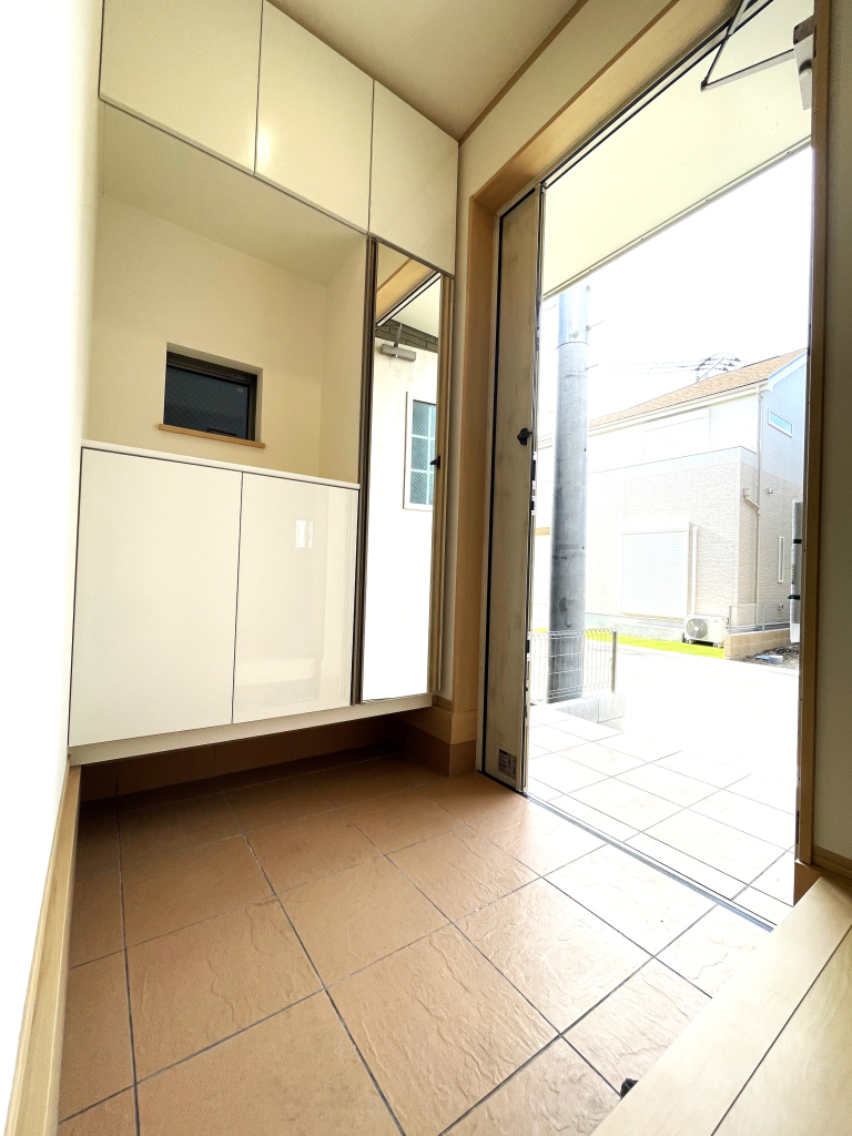 J号棟☆☆　満足感溢れる家　☆☆ お家の顔とも言える玄関は、広くキレイでありたい。