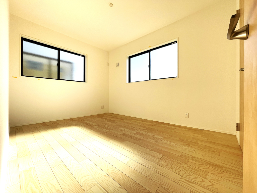 ☆広々角部屋の主寝室☆ 風が抜けて爽やかな住み心地を演出し、ご夫婦の寝室として満たされたお部屋