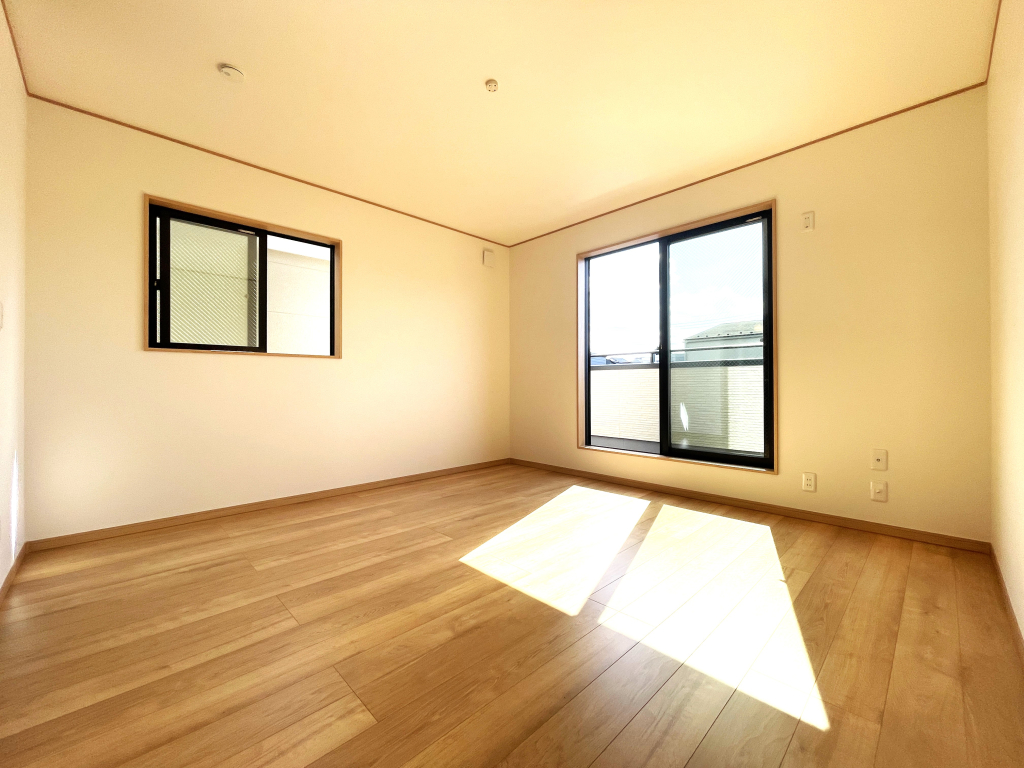 ☆☆ 広々角部屋の主寝室 ☆☆ 窓が多く、大きく差し込む陽射しも素晴らしい主寝室。