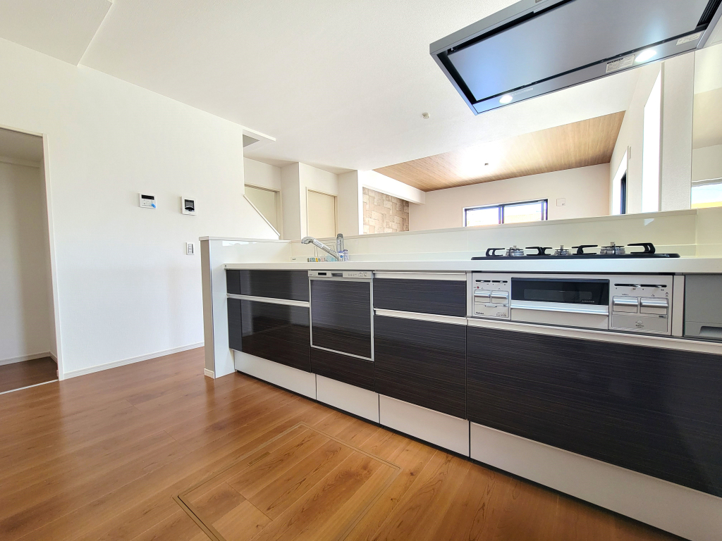 【５号棟】☆カウンターキッチン☆ 奥様目線のお料理空間。家事をしながらもお子様から目を離さない。