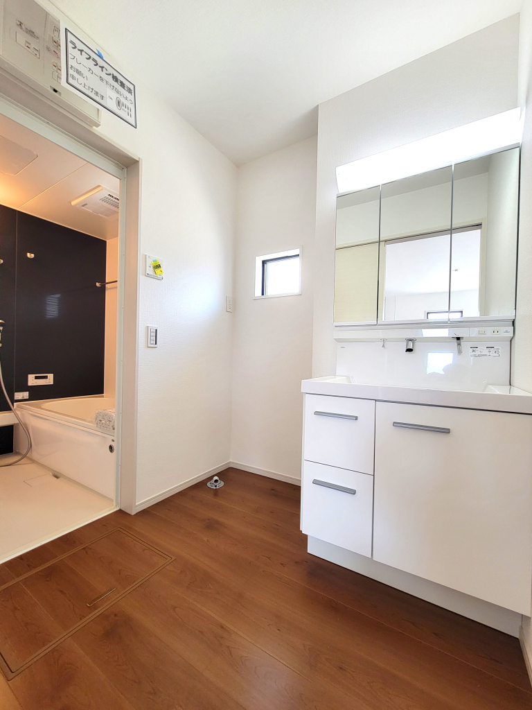 ５号棟☆清潔感溢れる洗面室☆ 心地良い空間を意識した洗面室。収納豊富な化粧台、奥様に必要な三面鏡。