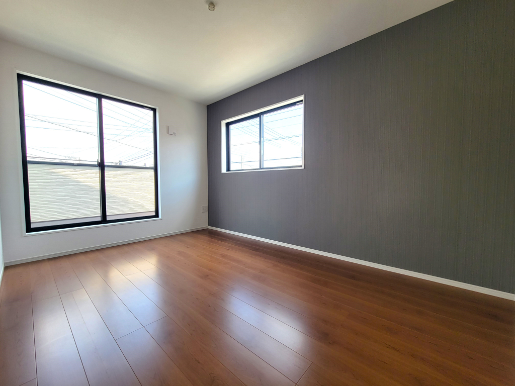 【５号棟】☆主寝室☆ 風が抜けて爽やかな住み心地を演出し、ご夫婦の寝室として満たされたお部屋です。