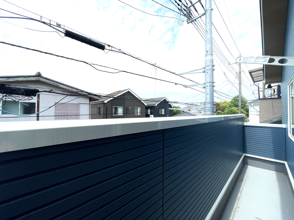 ☆青空がキレイに感じられる☆何気なく外の空気を感じたい時に来てしまう。それが我が家のバルコニー