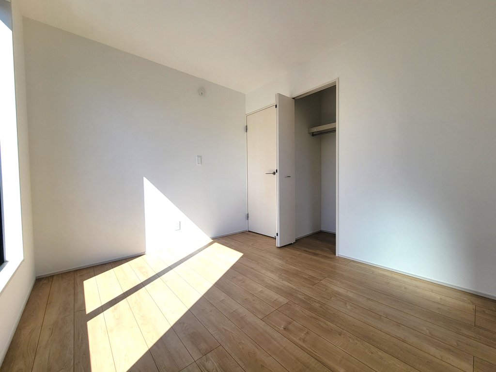 施工例使いやすい広さ。魅力的な主寝室☆ 広々としたお部屋は魅力です。明るさ開放感も満足度の高い主寝室