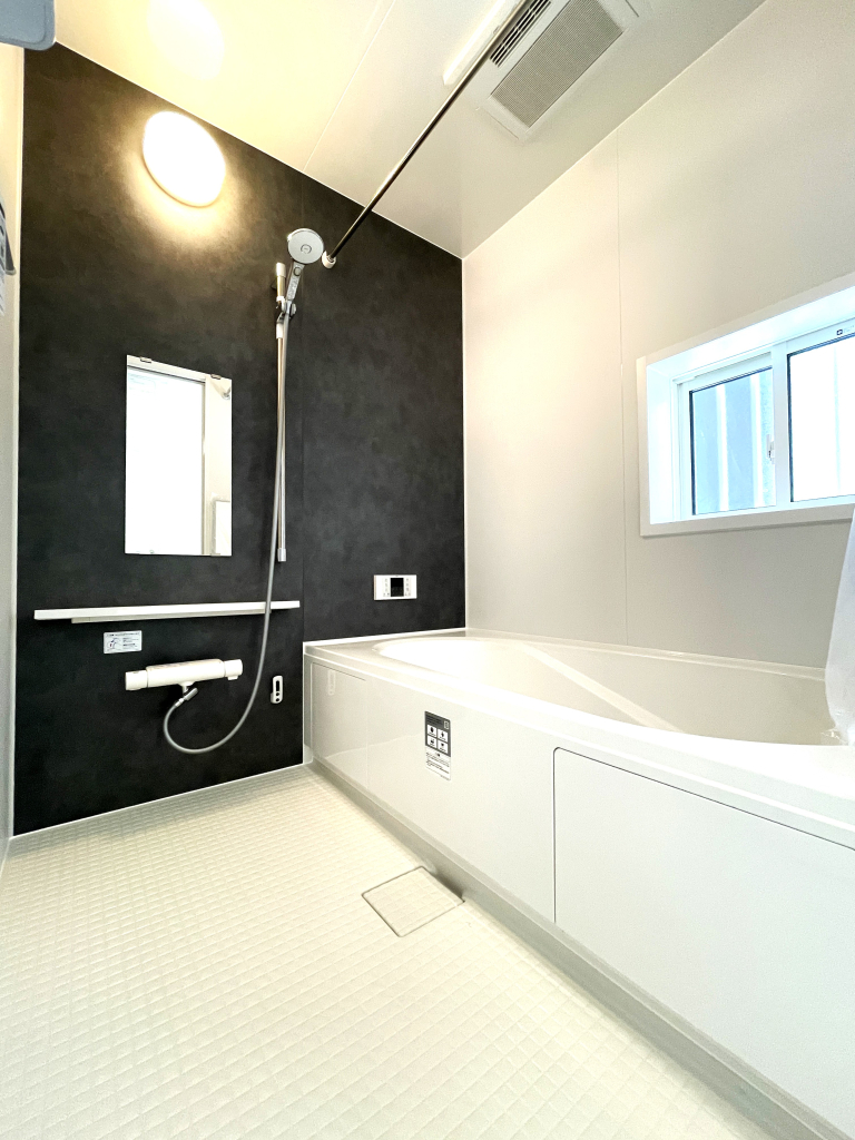 ☆憧れの広々サイズバスルーム ☆ 足を延ばせてゆっくりとくつろげる広々バスルーム。