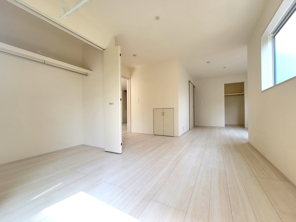 ☆広々角部屋の主寝室☆ 風が抜けて爽やかな住み心地を演出し、ご夫婦の寝室として満たされたお部屋