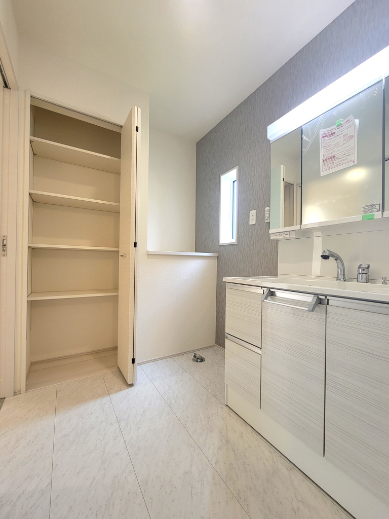 ☆清潔感溢れる洗面室☆ 心地良い空間を意識した洗面室。収納豊富な化粧台、奥様に必要な三面鏡。