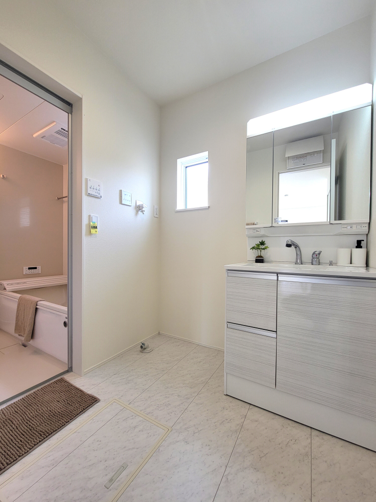 ☆広々洗面ルーム☆☆ 1日の始まりや入浴前に必ず入る空間だからこそ、清潔感や広さが重要になる。